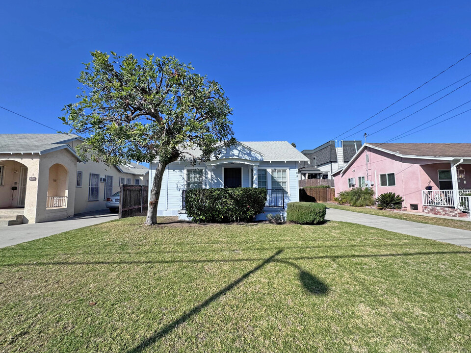 105 W Grand Ave in Alhambra, CA - Building Photo