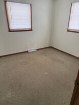 1502-1504 Douglas Ct, Unit 1504 in Belvidere, IL - Building Photo