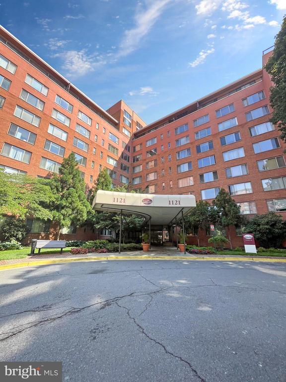 property at 1121 Arlington Blvd