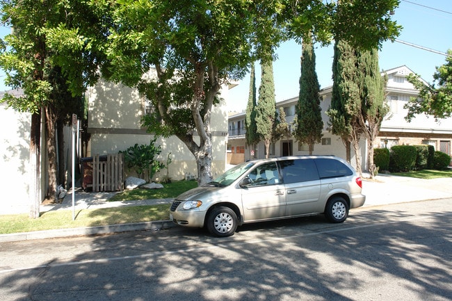 317 E Dryden St in Glendale, CA - Building Photo - Building Photo