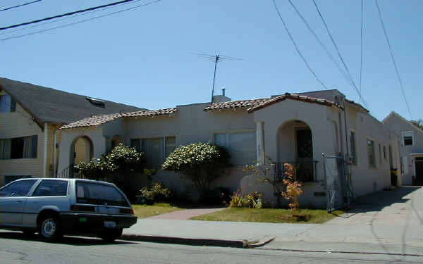 4821 Clarke St in Oakland, CA - Foto de edificio - Building Photo