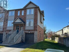 15 Chapman Ln in Hamilton, ON - Building Photo