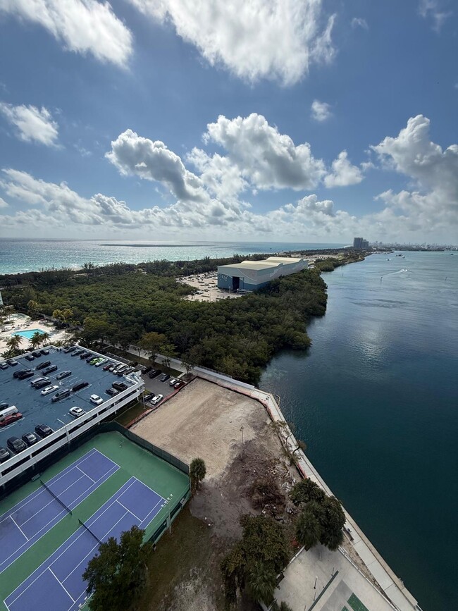 300 Bayview Dr in Sunny Isles Beach, FL - Foto de edificio - Building Photo