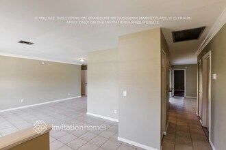 1382 Woodcrest Rd E in West Palm Beach, FL - Foto de edificio - Building Photo