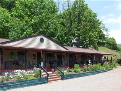 127 Mountainside Rd in Franklin, NC - Building Photo