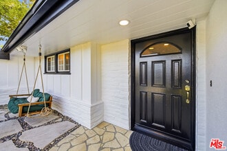 22428 Victory Blvd in Los Angeles, CA - Building Photo - Building Photo