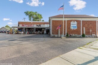 22 E Crystal Lake Ave in Crystal Lake, IL - Building Photo - Building Photo