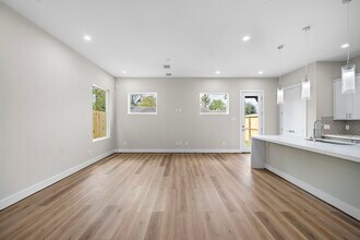 8138 Esther Acres Ln in Houston, TX - Building Photo - Building Photo