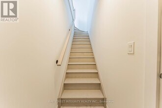 4045 Hickory Dr in Mississauga, ON - Building Photo - Building Photo