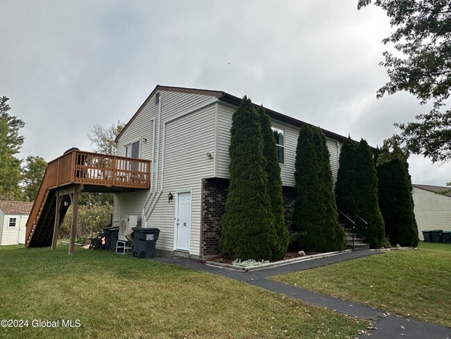 53 Suncrest Dr in Waterford, NY - Building Photo - Building Photo