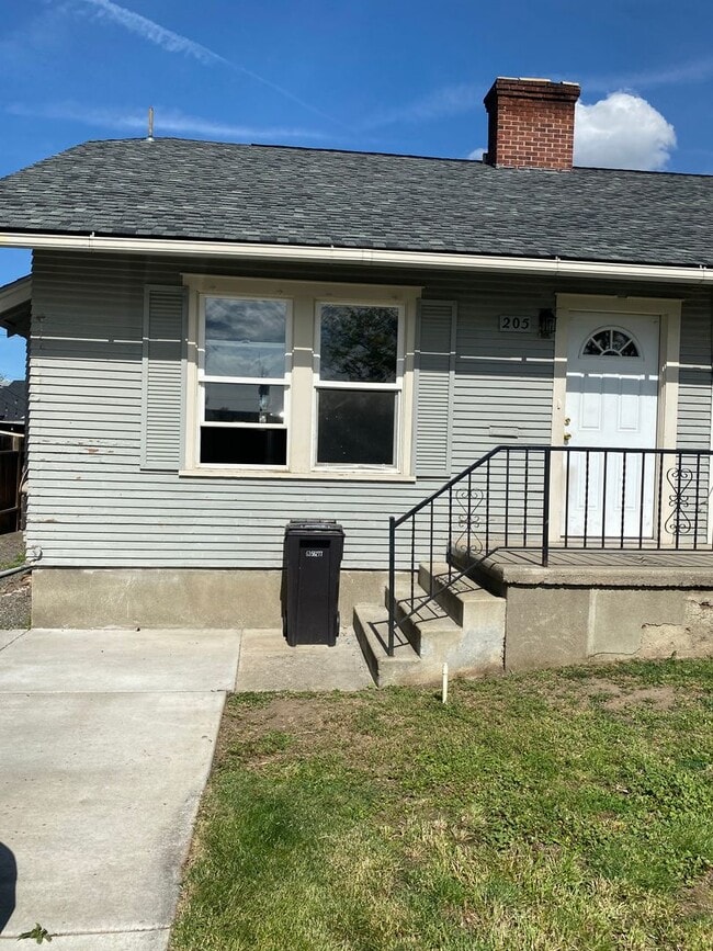 property at 205 S 10th Ave