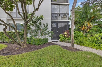 1615 Bridgewood Dr in Boca Raton, FL - Foto de edificio - Building Photo