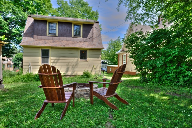 233 E Ridge St in Ironwood, MI - Foto de edificio - Building Photo