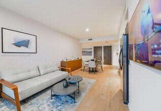 398 NE 5th St, Unit 2718 in Miami, FL - Building Photo - Building Photo