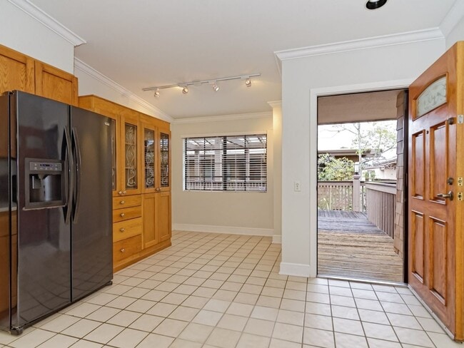 8870 Villa La Jolla Dr in San Diego, CA - Building Photo - Building Photo