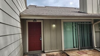 7097 Greenway Chase St in Houston, TX - Building Photo