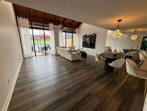 10850 S Golfview Dr in Pembroke Pines, FL - Building Photo - Building Photo