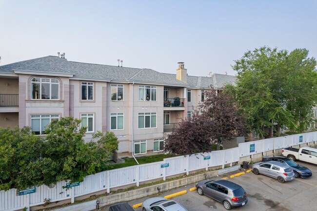 Kelvin Court in Calgary, AB - Building Photo - Building Photo