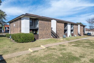 Pine Oaks Apartments in Mesquite, TX - Building Photo