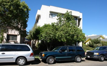 1301 Orange Grove Ave in Glendale, CA - Foto de edificio - Building Photo