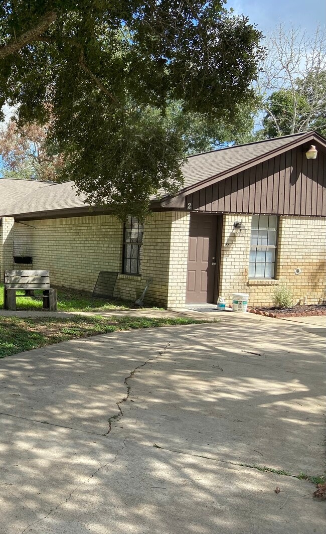 73 Surrey Oak Ct Rentals in Alvin, TX