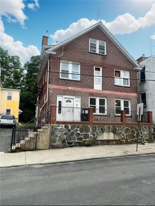 126 W 3rd St in Mount Vernon, NY - Building Photo