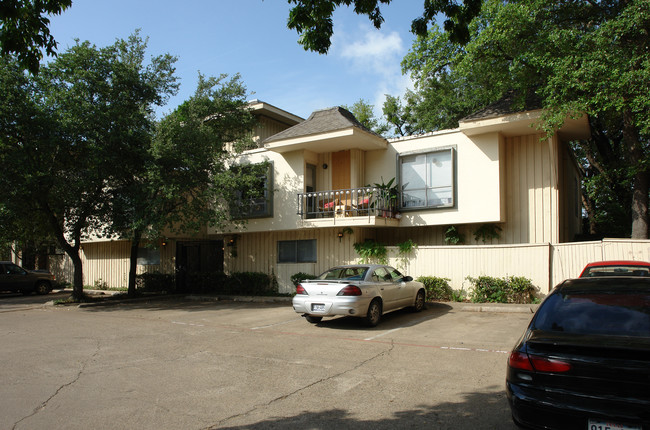 Holland Avenue Apartments in Dallas, TX - Building Photo - Building Photo