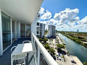 20505 E Country Club Dr in Aventura, FL - Foto de edificio - Building Photo