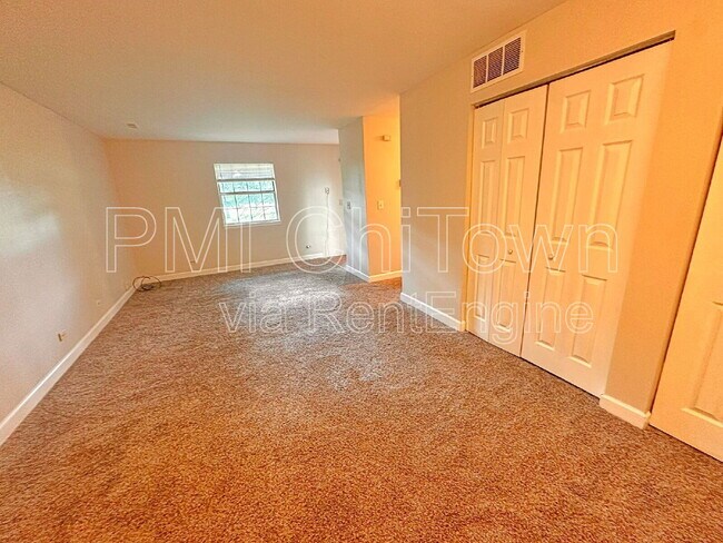 8 Gant Cir in Streamwood, IL - Building Photo - Building Photo