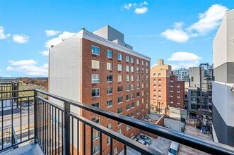 43-34 53rd St, Unit 6C in Queens, NY - Building Photo - Building Photo