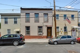 2105 25th Rd in Long Island City, NY - Building Photo