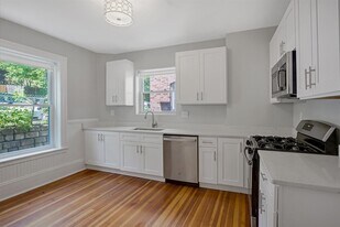 165 Winthrop Rd, Unit 1 in Brookline, MA - Building Photo