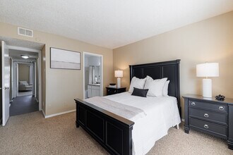 Cross Creek in Plano, TX - Foto de edificio - Building Photo