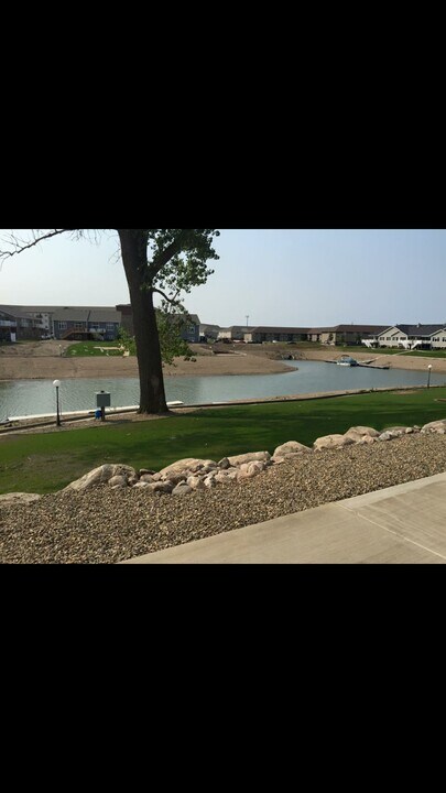2455 Waterpark Loop SE in Mandan, ND - Building Photo
