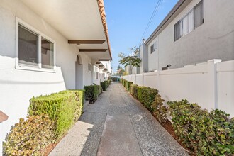 2109 Clinton Ave in Alameda, CA - Foto de edificio - Building Photo