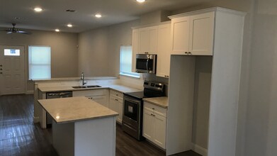 8218 Parker Rd in Houston, TX - Foto de edificio - Building Photo