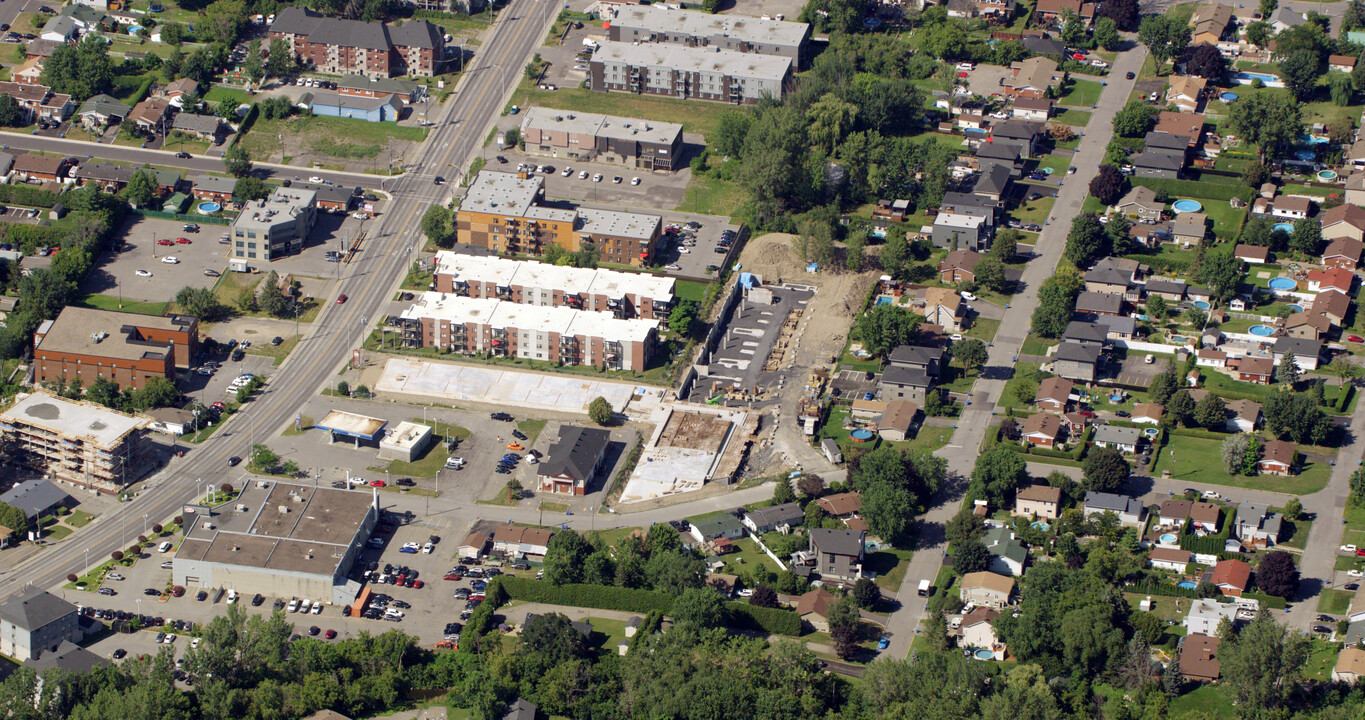 Bâtiment B in St-Constant, QC - Building Photo