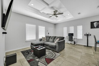 708 E La Cantera Ave in McAllen, TX - Foto de edificio - Building Photo