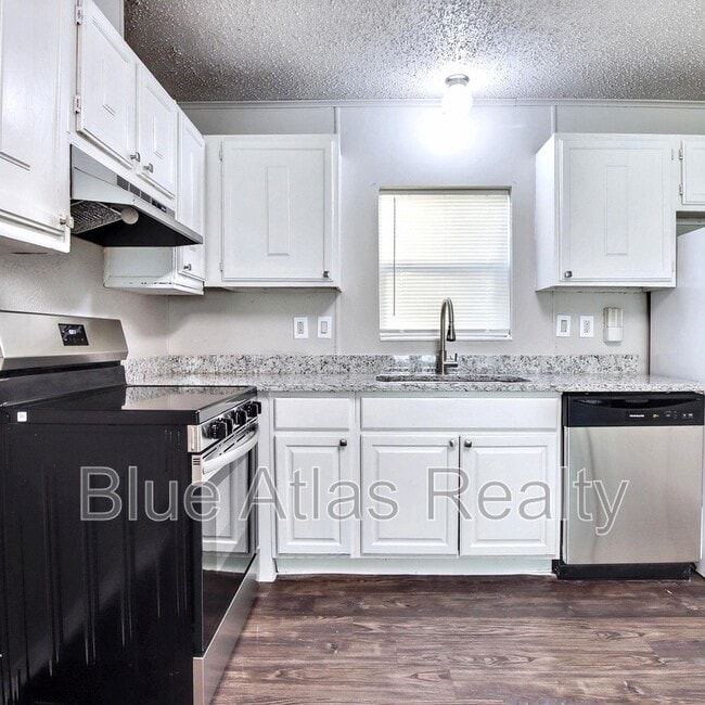 2706 W Colorado Blvd in Dallas, TX - Building Photo - Building Photo