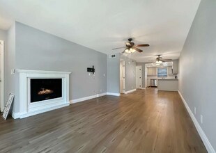 26758 Claudette St, Unit 427 in Santa Clarita, CA - Building Photo - Building Photo