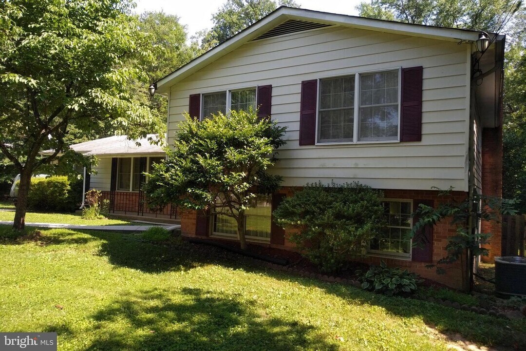 9911 Stoughton Rd in Fairfax, VA - Building Photo