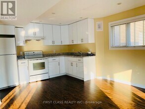 2558 Nichols Dr in Oakville, ON - Building Photo - Building Photo