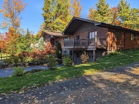 196 W Ridge Ter, Unit Upper Room in Rutland, VT - Building Photo