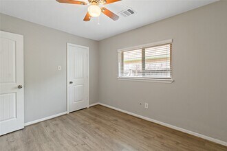 1019 Huntington Dr in Pearland, TX - Building Photo - Building Photo