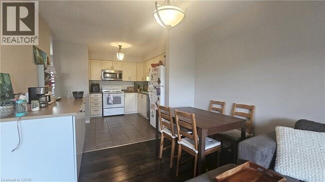 216 Featherstone Crescent in Kitchener, ON - Building Photo - Building Photo