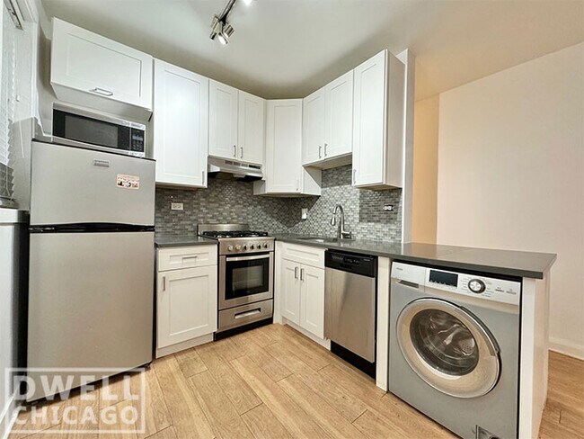 541 W Belmont Ave, Unit 1 in Chicago, IL - Building Photo - Building Photo