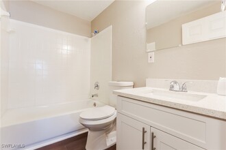 1060 Elaine St in Venice, FL - Building Photo - Building Photo