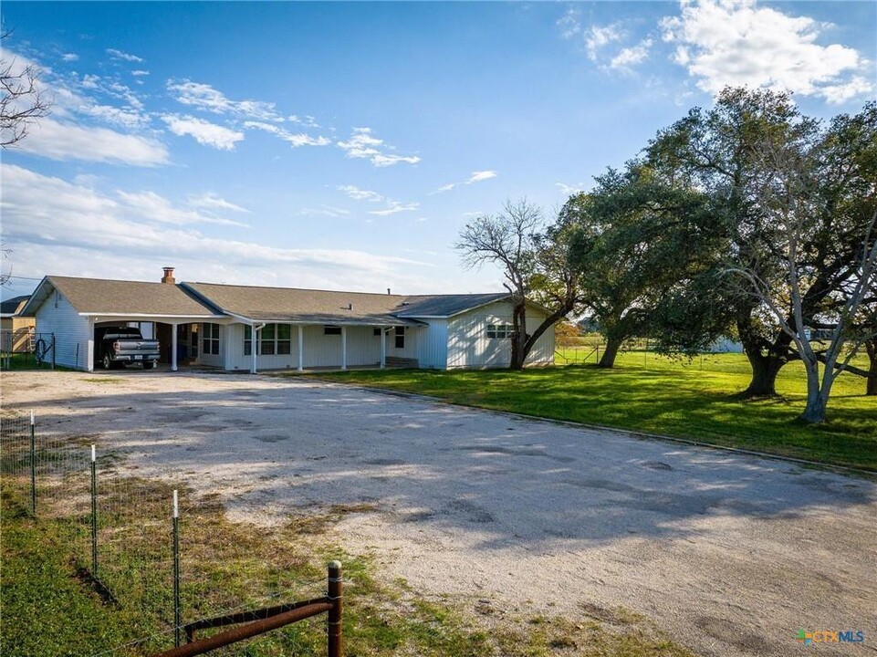 513 Southern Way in Luling, TX - Building Photo