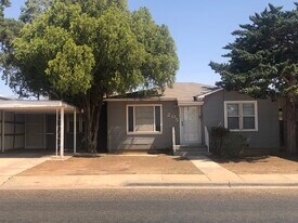 205 Hickory St in Levelland, TX - Building Photo