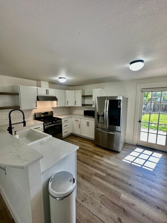 4633 Larry Pl in Klamath Falls, OR - Building Photo